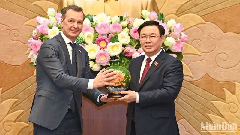 NA Chairman Vuong Dinh Hue presents a gift to First Deputy Speaker of the Russian Federal Assembly’s Federation Council Andrey Yatskin. (Photo: Duy Linh)