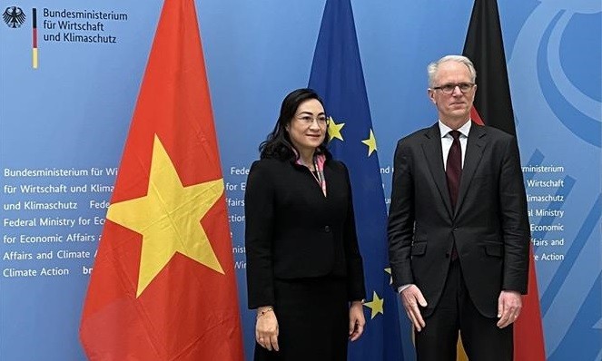 Vietnamese Deputy Minister of Industry and Trade Phan Thi Thang (L) and State Secretary at the German Federal Ministry for Economic Affairs and Climate Action Udo Philipp (Photo: VNA)