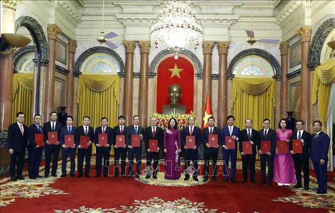 Acting President Vo Thi Anh Xuan and new ambassadors in a group photo. (Photo: VNA)