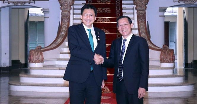 Phan Van Mai, Chairman of the HCM City People’s Committee (right) meets with Takei Shunsuke, State Minister for Foreign Affair of Japan on February 24. (Photo: VNA)