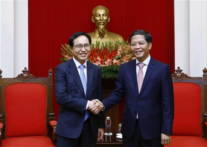 Chairman of the Party Central Committee’s Economic Commission Tran Tuan Anh (R) welcomes President of Samsung Vietnam Choi Joo-ho. (Photo: VNA)