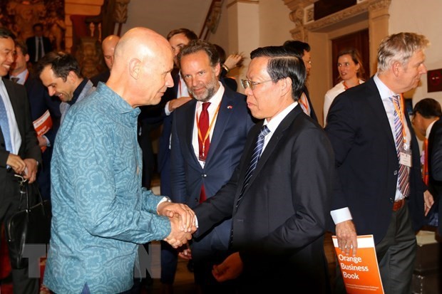 Chairman of the municipal People’s Committee Phan Van Mai (R) and Dutch Ambassador to Vietnam Kees van Baar. (Photo: VNA)