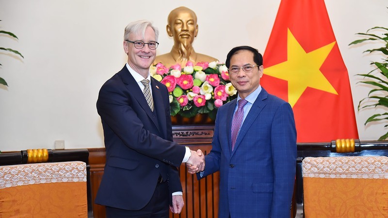 Minister of Foreign Affairs Bui Thanh Son (R) and visiting State Secretary of the Norwegian Ministry of Foreign Affairs Erling Rimestad.