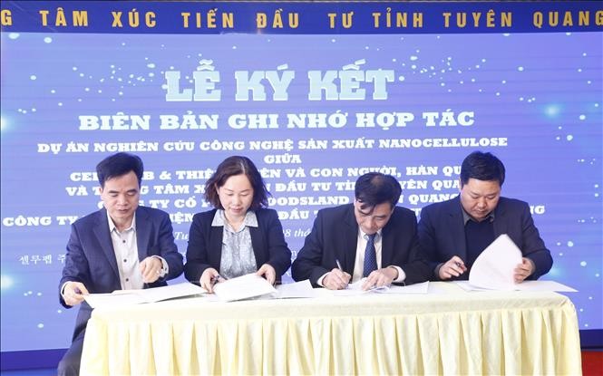 Delegates at the signing ceremony on cooperation in researching nanocellulose production technology in Tuyen Quang on February 28. (Photo: VNA)