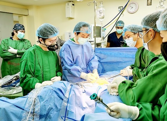 Vietnamese doctors help with robotic surgeries in the Philippines. (Photo: sggp.org.vn)