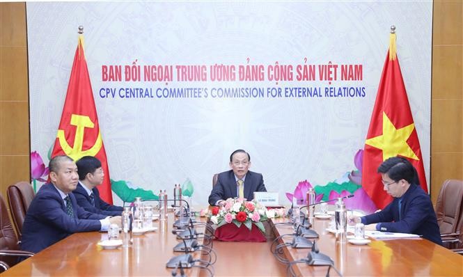 Head of the Party Central Committee's Commission for External Relations Le Hoai Trung during the talks. (Photo: VNA) 