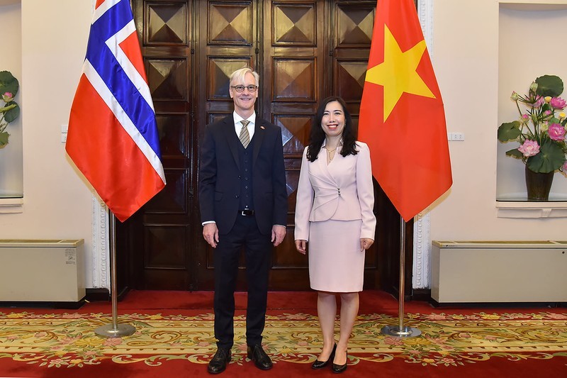 Deputy Foreign Minister Le Thi Thu Hang and State Secretary of the Ministry of Foreign Affairs of Norway Erling Rimestad.