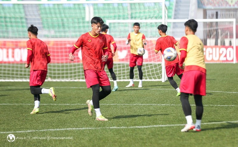 Vietnam’s U20 football team have a training session at Istiglol stadium in Uzbekistan’s Fegana city on February 28. (Photo: VFF)