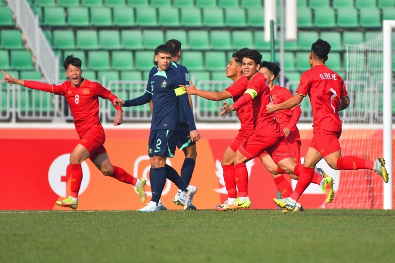 Vietnamese players celebrate after Quoc Viet scores the opening goal. (Photo: AFC)