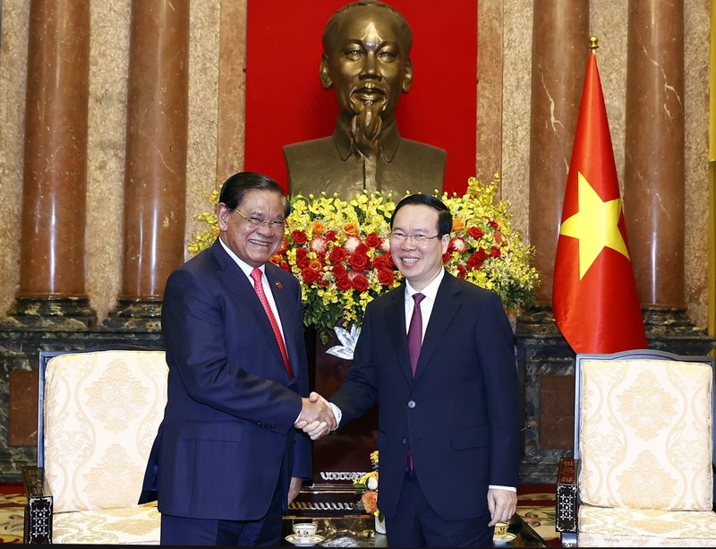 President Vo Van Thuong (R) welcomes Cambodian Deputy Prime Minister and Minister of Interior Samdech Krolahom Sar Kheng on March 4. (Photo: VNA)