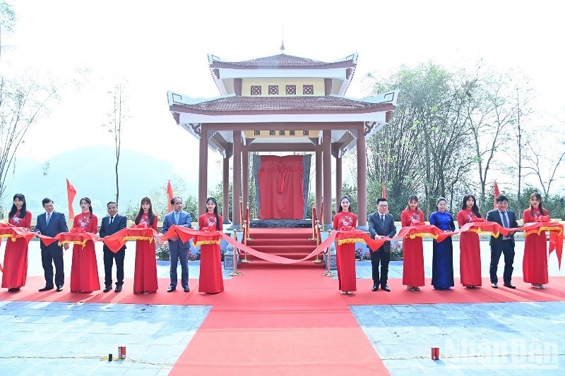 Nhan Dan and Tuyen Quang leaders cut a ribbon to inaugurate the stele pavilion. (Photo: Thuy Nguyen)