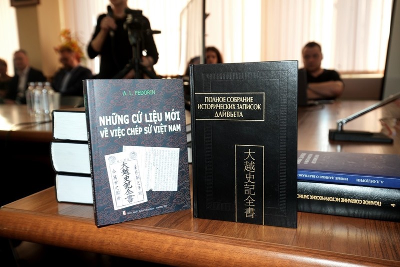 A volume in the Russian version of "Dai Viet su ky toan thu" (right) and a book on the recording of Vietnam's history written by Andrey Lvovich Fedorin, head of the translation team (Photo: VNA) 