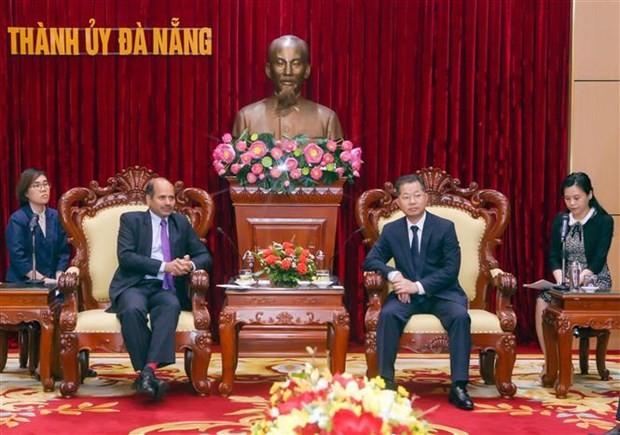  Secretary of the Party Committee of Central Da Nang city Nguyen Van Quang (R) and Indian Ambassador to Vietnam Sandeep Arya (Photo:VNA) 