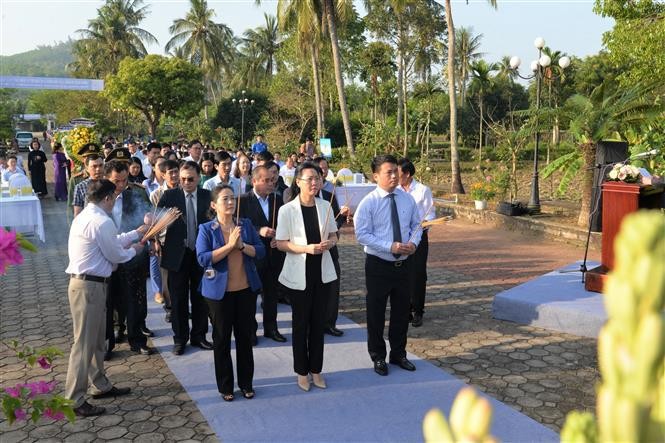 Officials of Quang Ngai province offer incense in commemoration of the 504 victims in the Son My massacre at the Son My memorial site on March 16. (Photo: VNA)