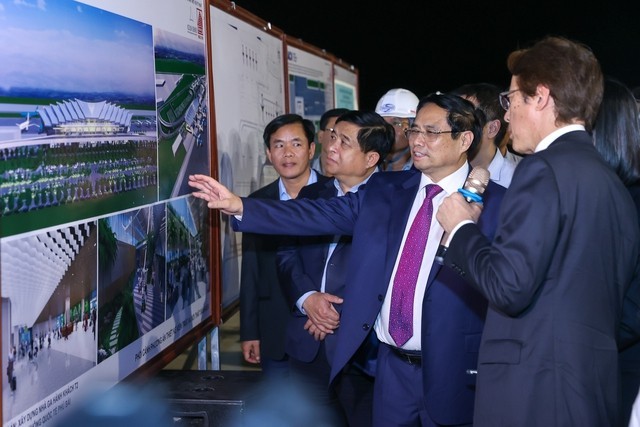 PM Pham Minh Chinh inspects the construction progress of Phu Bai Airport's T2 terminal. (Photo: Nhat Bac)