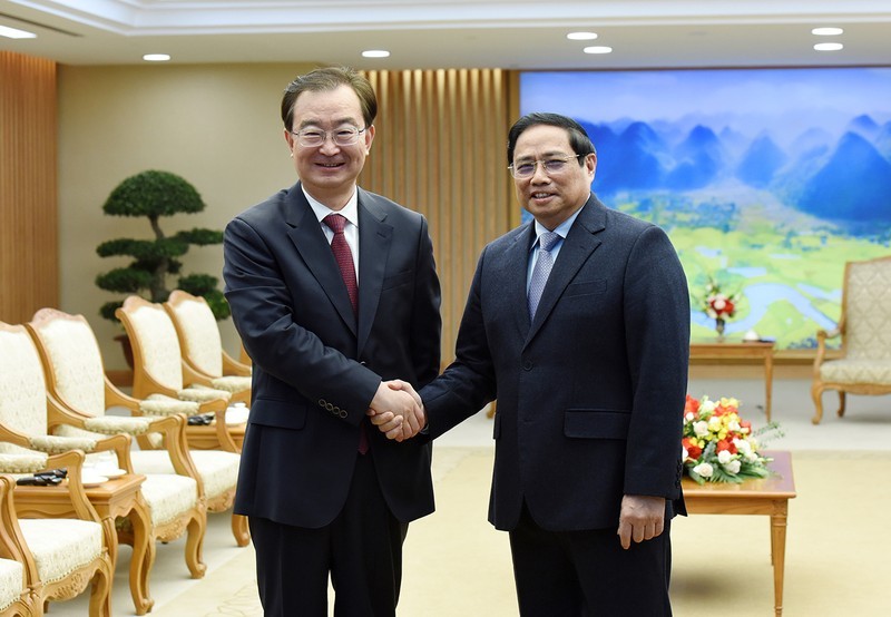 Prime Minister Pham Minh Chinh (R) and Secretary of the Yunnan provincial Party Committee Wang Ning. (Photo: Tran Hai)