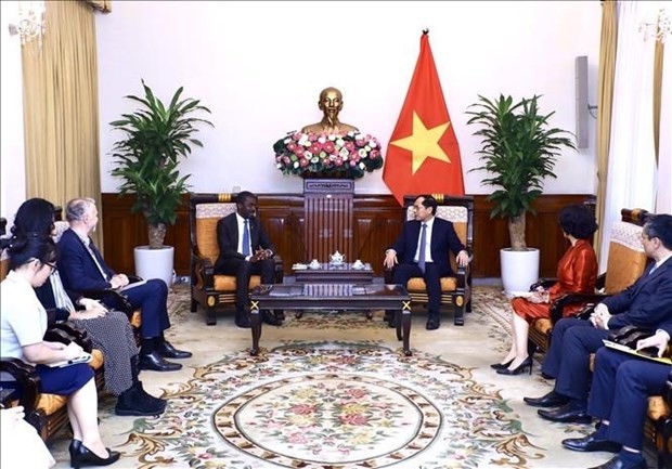 Minister of Foreign Affairs Bui Thanh Son (R) hosts a reception in Hanoi on March 27 for Director of the UNESCO World Heritage Centre Lazare Eloundou Assomo. (Photo: VNA)