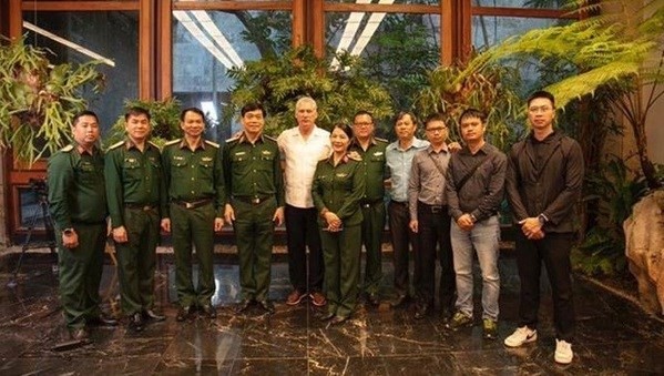 First Secretary of the Communist Party of Cuba Central Committee and President of Cuba Miguel Díaz-Canel (fifth, left) takes a photo with the Vietnamese delegation (Photo: VNA)