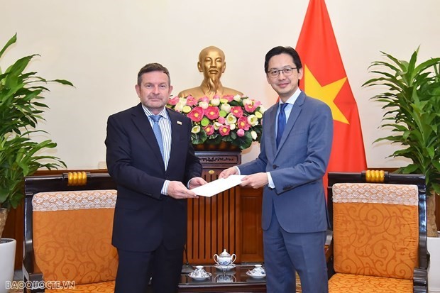 Deputy Minister of Foreign Affairs Do Hung Viet (R) and Regional Representative for Asia - Pacific of the OIF Edgar Doerig. (Photo: baoquocte.vn) 