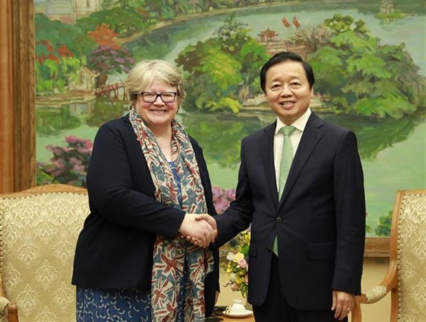 Deputy Prime Minister Tran Hong Ha (R) and British Secretary of State for Environment, Food and Rural Affairs Therese Coffey at their meeting in Hanoi on April 12. (Photo: VNA)