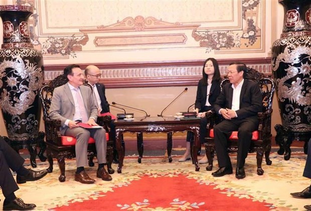 Chairman of the HCM City People’s Committee Phan Van Mai (R) meets with CEO of AstraZeneca Pascal Soriot on April 12. (Photo: VNA)