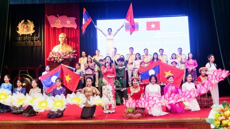 A singing performance at the get-together for Lao students in Thai Nguyen province on April 12 (Photo: NDO)