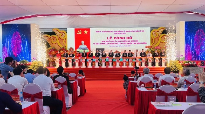 The ceremony to announce the establishment of Tan Uyen City.