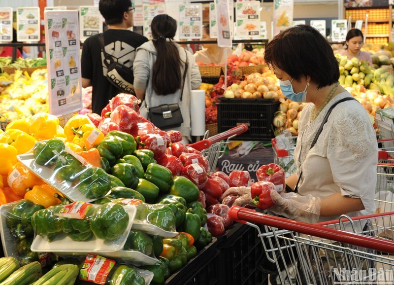 Consumers shop for food at a supermarket. (Photo: NDO)