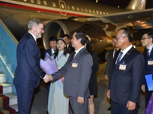 Prime Minister of the Czech Republic Petr Fiala (left) is welcomed at the Noi Bai International Airport by Vietnamese Minister of Education and Training Nguyen Kim Son. (Photo: VNA)