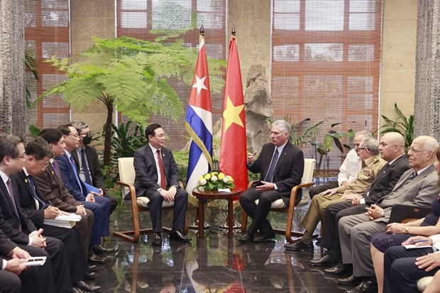 NA Chairman Vuong Dinh Hue (L) and First Secretary of the Communist Party of Cuba and President of Cuba Miguel Díaz-Canel at the meeting in Havana on April 20. (local time). (Photo: VNA)