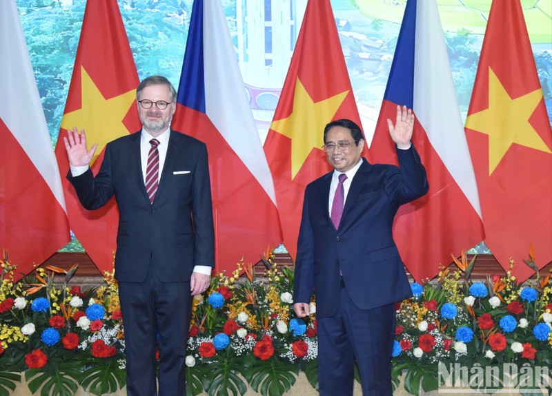 Prime Minister Pham Minh Chinh (R) and Czech Prime Minister Petr Fiala. (Photo: NDO/Tran Hai)
