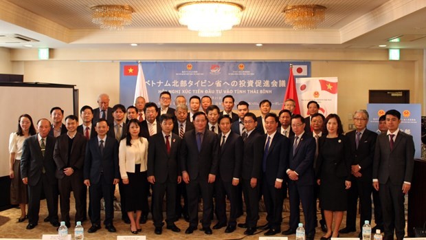 Thai Binh officials and representatives of Japanese organisations and enterprises in a group photo at the conference in Tokyo on April 21. (Photo: VNA)