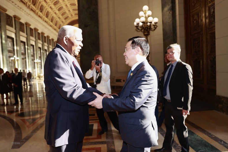 National Assembly Chairman Vuong Dinh Hue (R) and President of the National Assembly of People's Power of Cuba Esteban Lazo Hernández. (Photo: VNA)