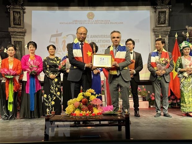 Vietnamese Ambassador to France Dinh Toan Thang (L) presents a gift to Benoit Guidée, Asia and Oceania Director at the French Ministry for Europe and Foreign Affairs. (Photo: VNA)