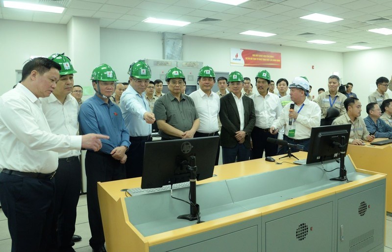 PM Pham Minh Chinh visits the control room of the Thai Binh 2 power plant.
