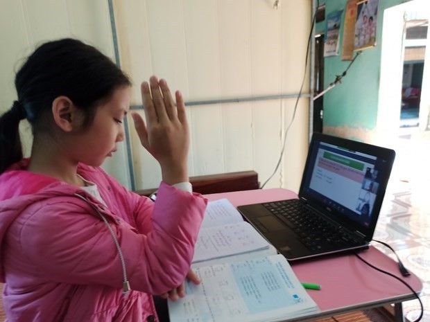 A girl attends a virtual class. (Source: VNA)