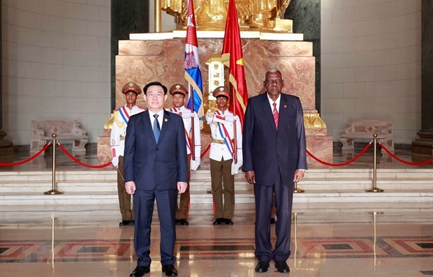 NA Chairman Vuong Dinh Hue (L) and President of the NA of the People’s Power of Cuba Esteban Lazo Hernandez at the welcome ceremony for the Vietnamese leader in Havana on April 20 (local time). (Photo: VNA)