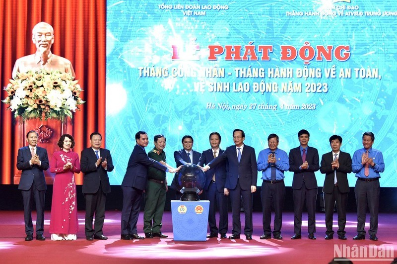 Prime Minister Pham Minh Chinh and delegates launch the Action Month on Occupational Safety and Hygiene and the Month for Workers in 2023. (Phoro: NDO/Tran Hai)