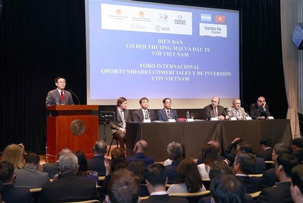 National Assembly Chairman Vuong Dinh Hue speaks at the Vietnam-Argentina business conference in Santa Fe on April 26. (Source: VNA)