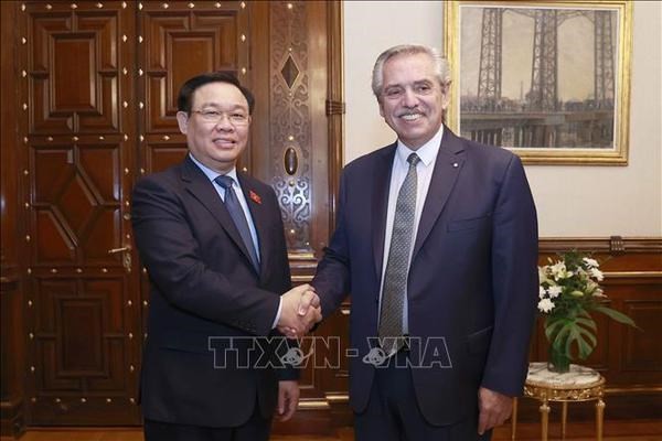 National Assembly Chairman Vuong Dinh Hue (L) and Argentine President Alberto Fernandez (Photo: VNA)