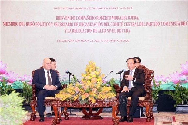 Politburo member, Secretary of the Ho Chi Minh City Party Committee Nguyen Van Nen (right) on May 1 receives Roberto Morales Ojeda, Politburo member and permanent member of the Secretariat of the Communist Party of Cuba Central Committee.(Photo: VNA)