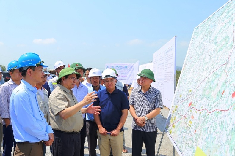 PM Pham Minh Chinh inspects the construction site of the north-south expressway in Thanh Hoa Province.