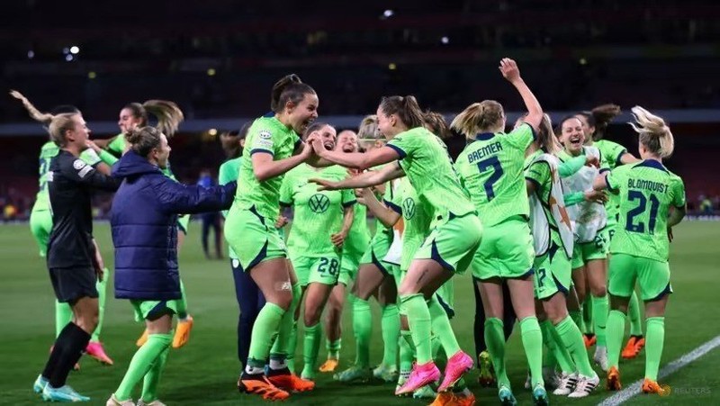 VfL Wolfsburg players celebrate after the match. (Photo: Reuters)