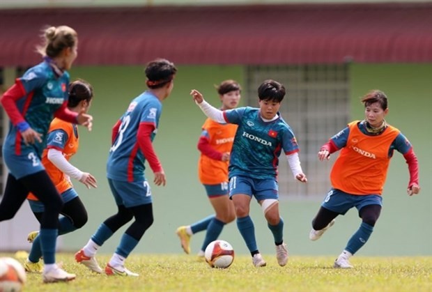 Vietnamese players in a practice session. They will meet Cambodia in the SEA Games women's football semi-final round on May 12. (Photo: VFF)