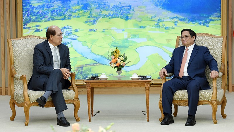 Prime Minister Pham Minh Chinh (right) receives International Maritime Organisation Secretary General Kitack Lim on May 12. (Photo: Tran Hai)