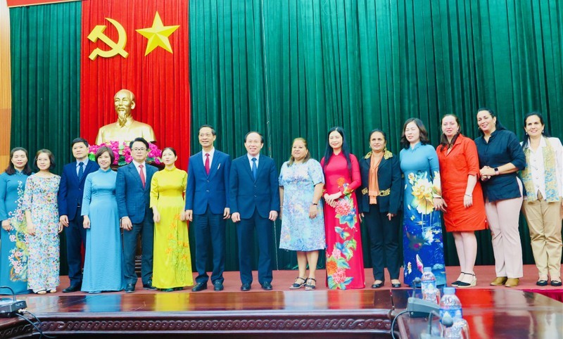 Hai Phong leaders and the Cuban women delegation.