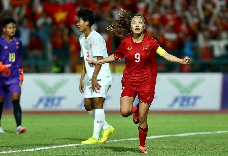 Vietnam’s forward Huynh Nhu celebrates scoring their first goal during the SEA Games gold medal match against Myanmar in Cambodia on Monday evening. (Photo: Zing.vn)