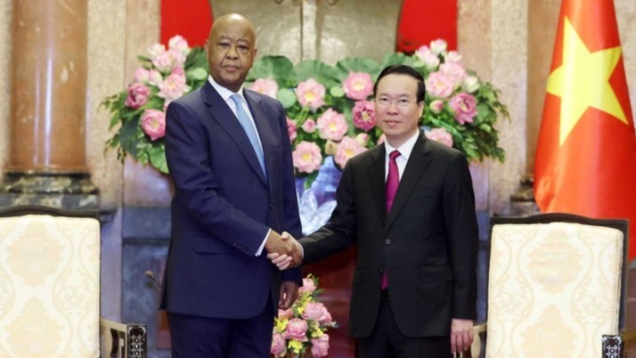 President Vo Van Thuong (R) receives Abdulrahman Omar Kinana, Politburo member and CCM Vice Chairman. (Photo: VNA)