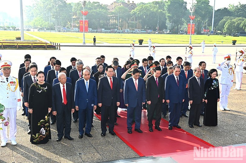 Party and State leaders pay tribute to President Ho Chi Minh at his mausoleum. (Photo: NDO/Dang Khoa)