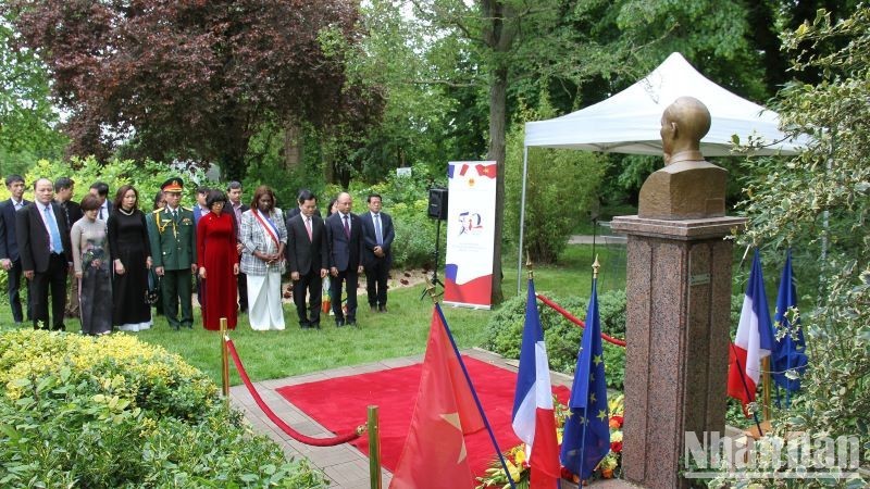Delegates at President Ho Chi Minh Monument in France. (Photo: NDO/Khai Hoan)